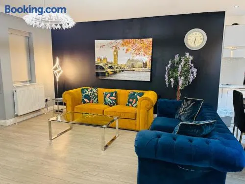 4-BR House Near-Harry Potter-SkyStudios-Sleep 8 & Work Stays - Image 1