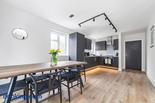 Arte Stays - Serviced Apartments for Leisure and Business - Private Parking - 12 minutes walking from Wembley Stadium - Image 1