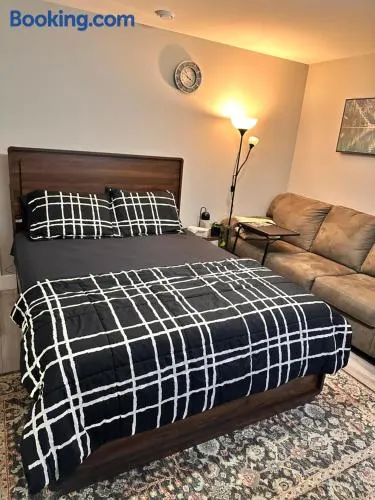 East Coast Cozy by Wastis-Easy Hwy, City & Airport Access plus Free Parking - Image 1