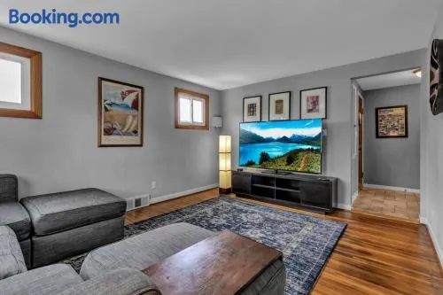 Gorgeous 2 Queen Bedroom Apartment in North Buffalo with 70 inch TV - Image 1