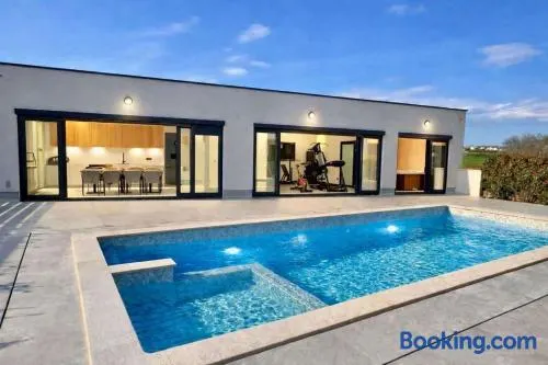 4-Br Villa Sleeps 16 with Hot Tub Pool & Parking - Image 1