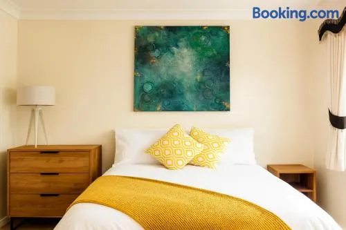 North London 4 bedroom Holiday home, Driveway Parking, BBQ and Indoor Jacuzzi hot tub - Image 1
