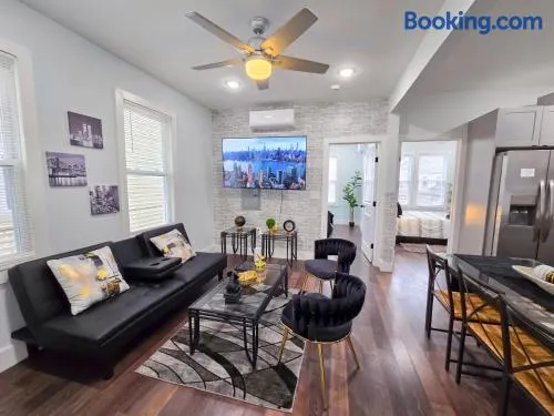 Modern Apt Near NYC - 5 min PATH - 20 min MetLife - Image 1