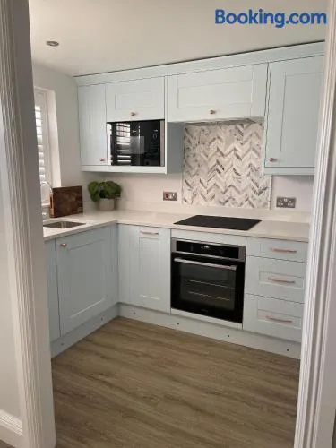 Modern Luxe Maisonette Near Station With Free Parking - Image 1