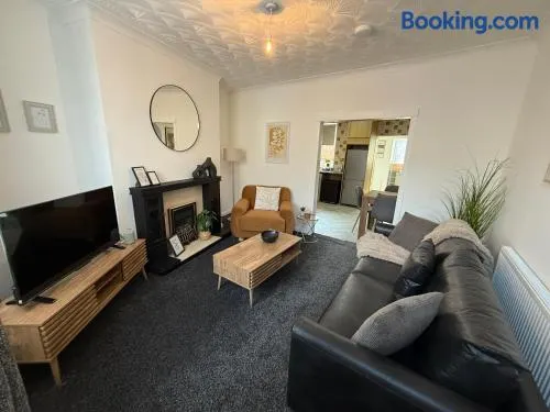 3 bed Jct 37 M1 luxury stay! - Image 1