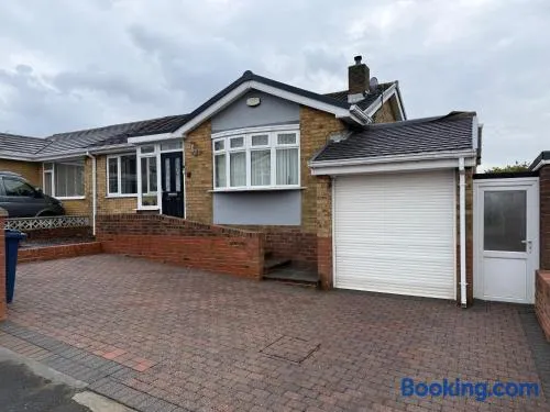 Stunning 2 Bedroom Bungalow - Free Parking - Convenient Location - Image 1