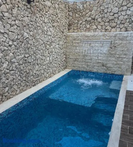 3 bedrooms home one block from the beach with pool, very central location - Image 1