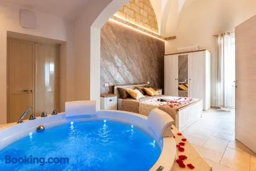 Dimora Libertà Luxury con Vista Piazza E Vasca Idromassaggio In Camera A 15 Minuti dal Mare - Image 1