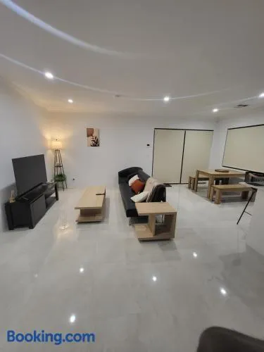 Summit Haven - Cozy Home in Wellard near Train Station , Kwinana & Rockingham Beach - Image 1