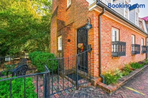 Charming brick home with patio, WiFi, AC, & WD - walk to everything - Image 1