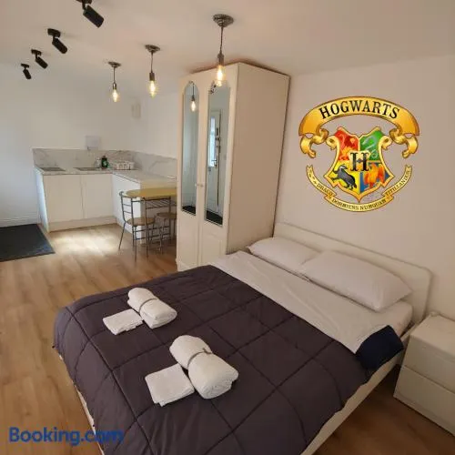 Self Contained, Double Bed Studio, private kitchen, private Bath, Walking distance to Harry Potter - Image 1