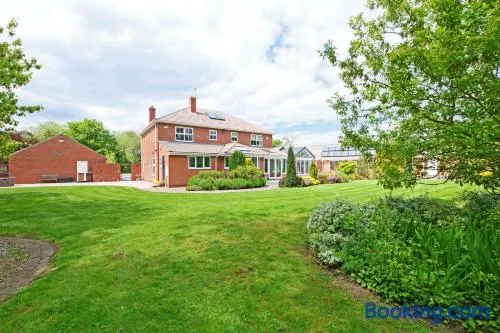 Willow House with Parking - Image 1