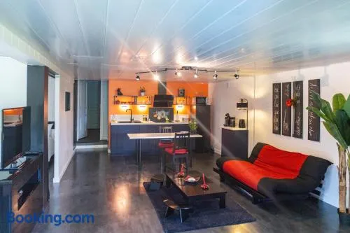 Comme dans un écrin - T2 de 50 m² avec jardin, terrasse et piscine - Image 1