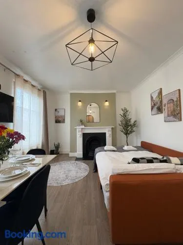 Lovely Flat by Emirates - 5 mins to Kings Cross St Pancras - Image 1