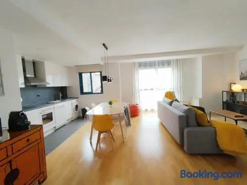 Ventanal de Saras Petfriendly Garaje Trastero y Chimenea - Arafita Apartamentos - Image 1