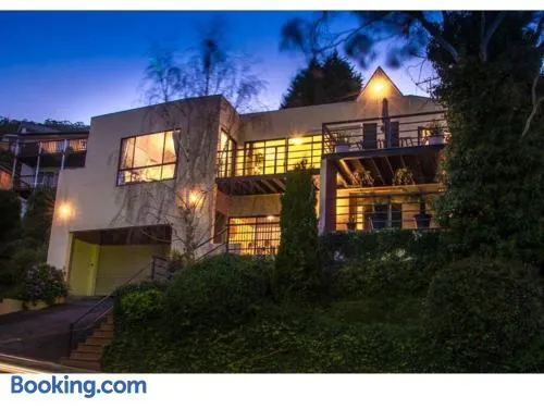 Spacious 6-BR & 3 baths House in Prime Location - Image 1