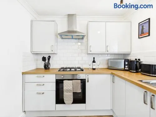 4 Bedroom House in Port Talbot with Parking, Ideal for Contractors - Image 1