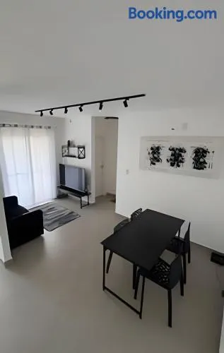 Apartamento completo, com vaga, varanda e piscina - Image 1