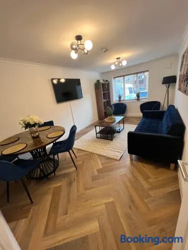 Stylish 2 Bed Apartment Central Bishop's Stortford - Image 1