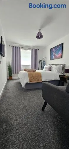 Deluxe Town Centre 2 Bedroom Apartment - Image 1