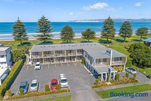 Whispering Sands Beachfront Motel - Image 1