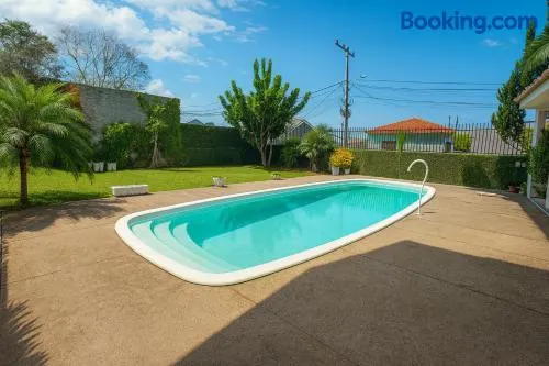 Casa com Piscina Gigante, Lareira e Churrasqueira - Image 1
