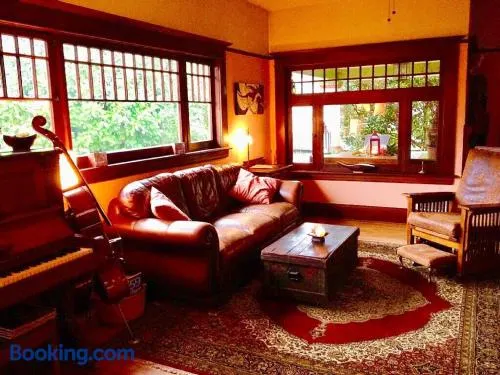 Charming Garden Cottage - Image 1