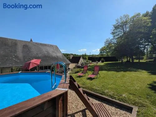 Maison avec piscine privative et jacuzzi à Rouvres-les-Bois - Image 1