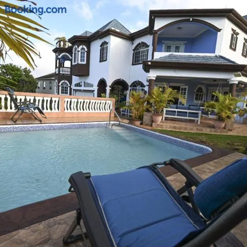 Dr Doc's Family Lodge with Pool - Image 1