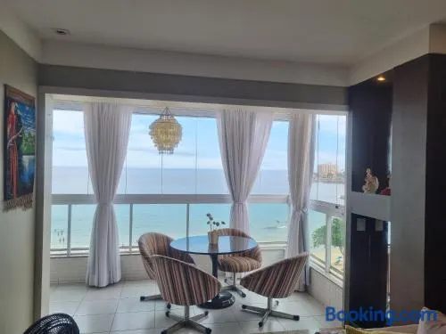 Apartamento FRENTE PARA 0 MAR - PÉ NA AREIA - 3 SUITES COM AR CONDICIONADO, 2- VAGAS PARA CARROS MÉDIOS OU PICK UP E CARRO PEQUENO - FINAMENTE DECORADO - PRAIA DO MORRO-INTERNET -WI-FI -TV COM SERVIÇOS DE DISNEY PARAMOUNT-MAX-ROUPA DE CAMA 2 X CASAIS - Image 1