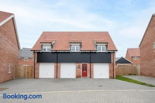 Stylish 2BR in Wickham Market - Image 1