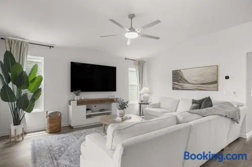 Luxe 3BR With Golf Cart, Long & Short Stays, Walk to Eastport - Image 1
