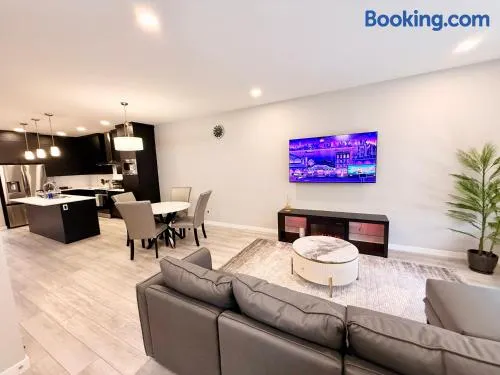 The Luxe Haven S Luxury 3BR Family Home - Image 1