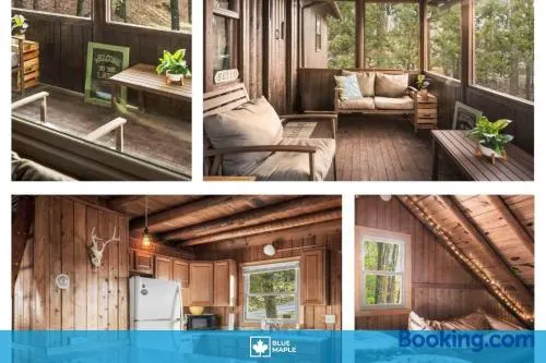Cozy w Fire Pit Grill Deck Screened Porch WiFi - Image 1