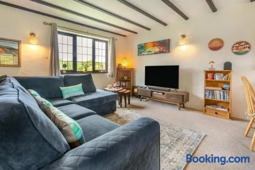 The Hide - 2 bed cottage, pool, close to beaches - Image 1