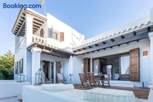 Casa en Ibiza con vistas increíbles en Es Figueral - Image 1