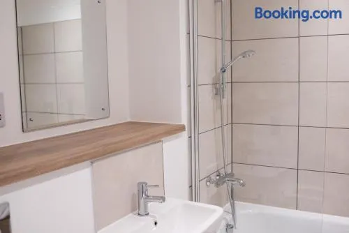 Beautifully designed 1 bedroom apartment - Image 1