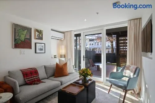 Modern 2 Bedroom City Retreat - Image 1