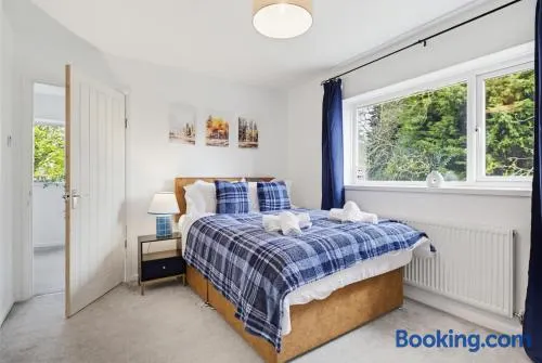 Spacious, Comfy, 3 Bed House - Free Parking - Quiet Area - In Shirley, Solihull - Near JLR, NEC, Airport, M42 - Image 1