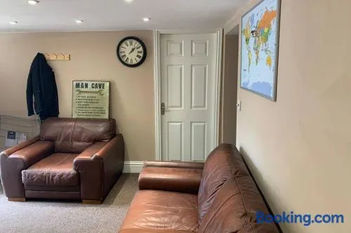 a COSY CLEAN GROUND FLOOR FLAT CLOSE TO TOWN CENTRE - Image 1