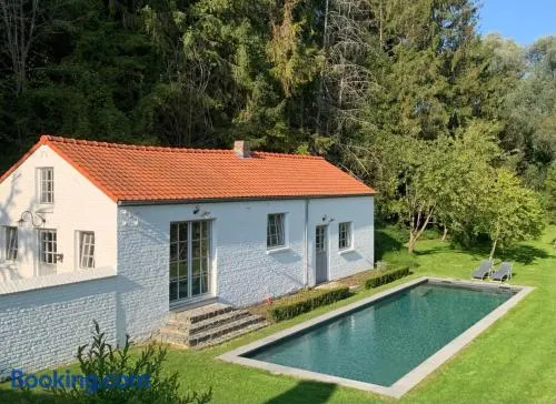 Maison avec piscine dans un environnement idyllique - Image 1