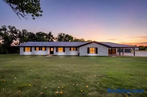 NEW Remodeled 4 Bed Sleeps 10 Near Tarleton - Image 1