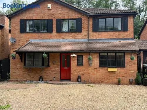 Spacious 5-Bed Entire Home - Image 1