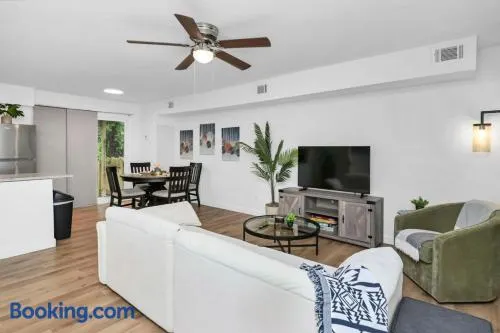 Stay West Side 2BR Near DT - Image 1