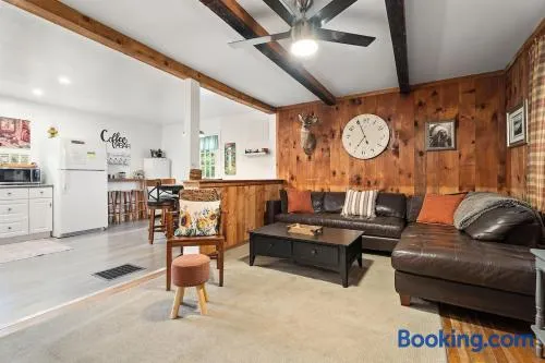 Rustic Cabin Getaway Close to Everything Fun! - Image 1