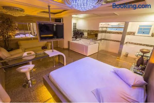 Golden Motel Diária suítes amplas, conforto premium e total privacidade - Image 1