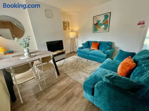 Petal House, Gloucester - Large, Spacious and charming - Image 1