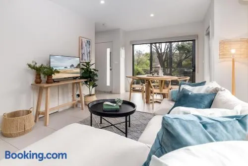 Quiet and Modern Stay near Hospital with Free Parking - Image 1