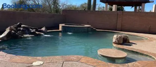 Desert Hills Fun Home Pool Spa 6 Room 9 bed 15ppl - Image 1