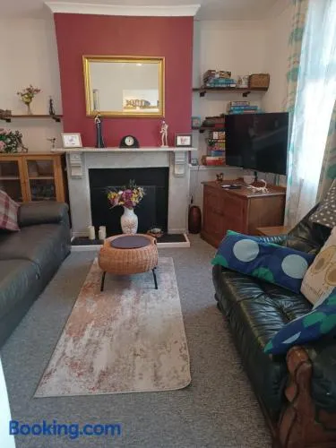 Cheerful 3-bedroom townhouse with free parking on site - Image 1